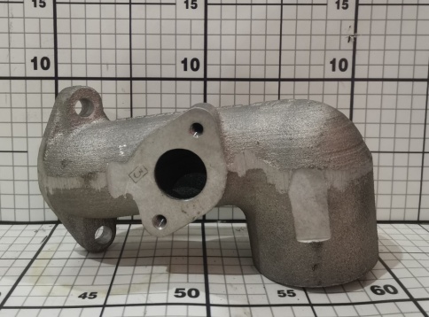 Патрубок подводящий водомаслянного радиатора 841.1303160-10 (левого блока) фото 1