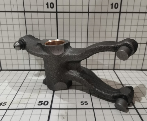 Коромысло выпускных клапанов с регулировочными винтами 840-1007140-01 фото 1